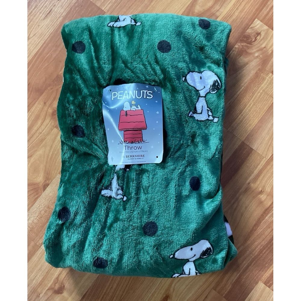Peanuts Snoopy Plush‎ Throw by Berkshire
